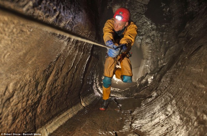 Tim Allen tại lối vào hang Lost John, một hang động mới được khám phá, nằm gần hang Ba Hạt